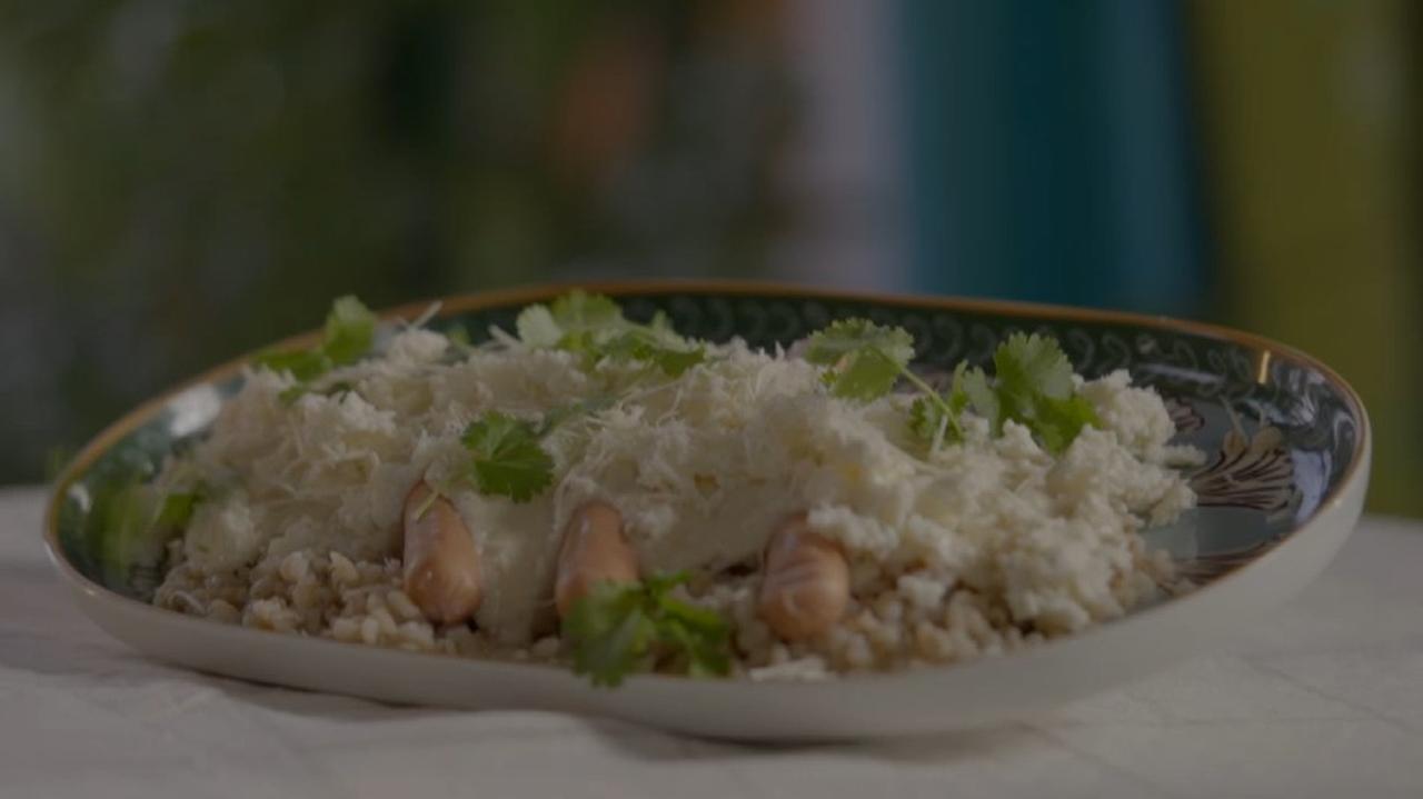 Kiełbaski śląskie w sosie chrzanowym z kaszą. Sprawdź przepis Magdy Gessler z programu "Magda gotuje Internet"