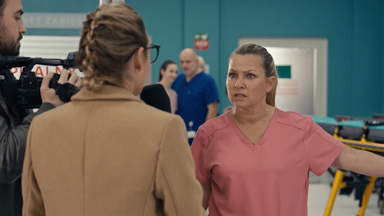 "Szpital św. Anny", odc. 115. Dziennikarka z telewizji zjawi się na SOR-ze! Zapyta Sabinę o relacje ze Streckerem... [PRZED EMISJĄ W TV]