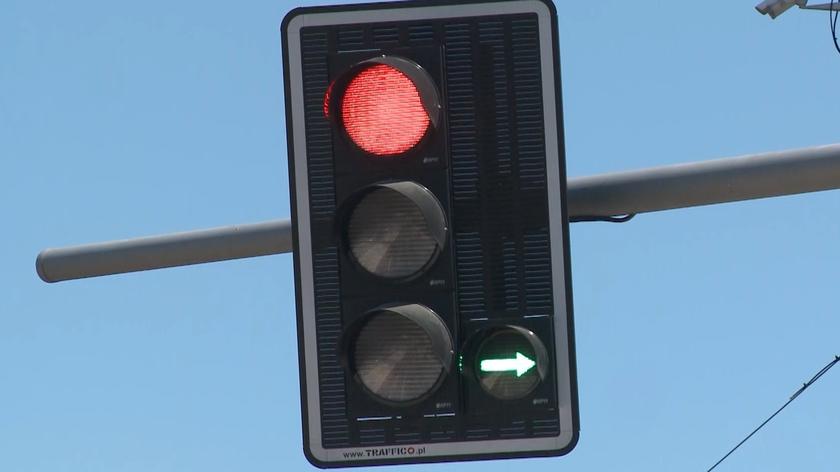 Sygnalizator z zielonąstrzałką.