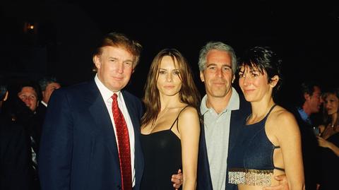 Donald Trump, Melania Trump, Jeffrey Epstein, Ghislaine Maxwell pozują do wspólnego zdjęcia w klubie Mar-a-Lago w Palm Beach na Florydzie w 2000 roku