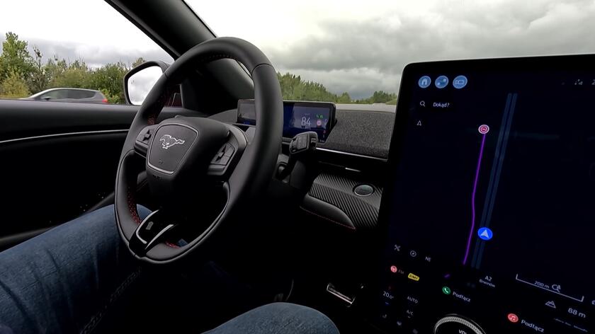 Jazda bez trzymania kierownicy.