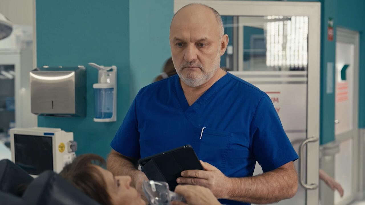 "Szpital św. Anny", odc. 93. Rogowski będzie w szoku, gdy zobaczy, kto trafi na SOR. Kim jest tajemnicza kobieta? [PRZED EMISJĄ W TV]