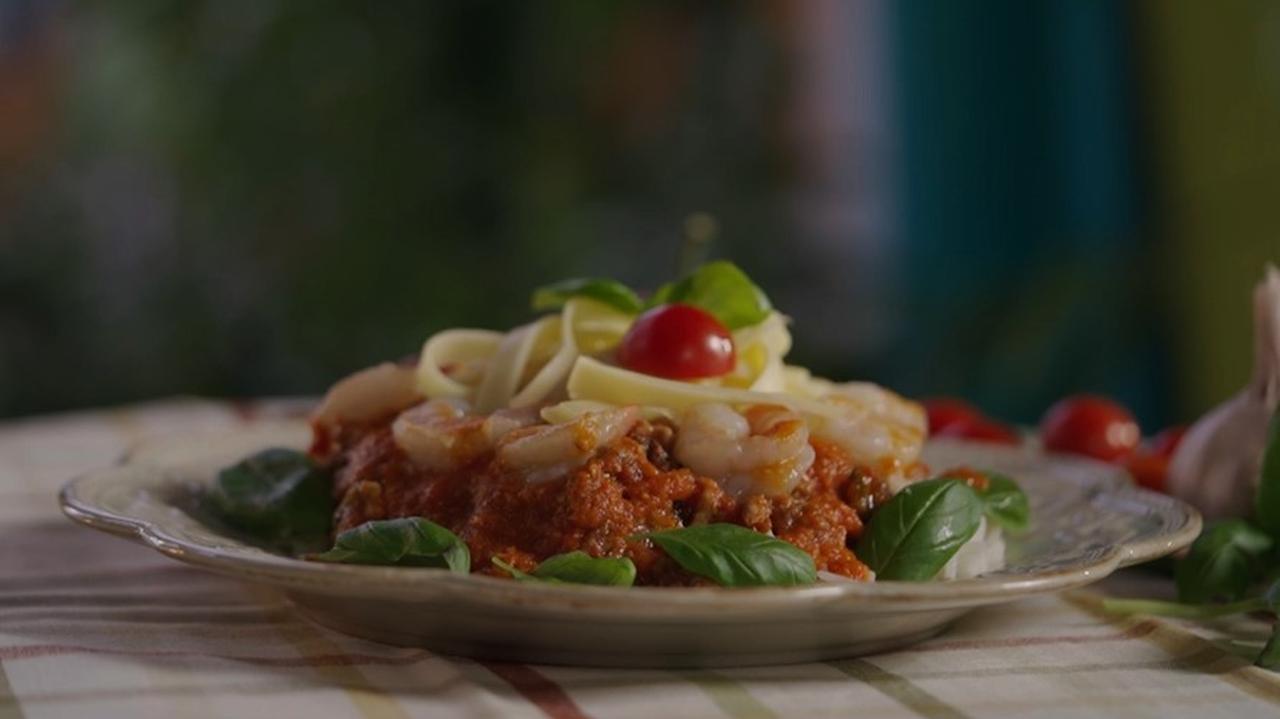 Mięso à la bolognese z krewetkami, salsą americana i ryżem. Sprawdź przepis Magdy Gessler z programu "Magda gotuje Internet"