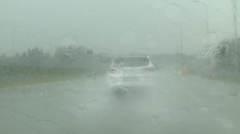 Widok zza kierownicy w czasie deszczu.