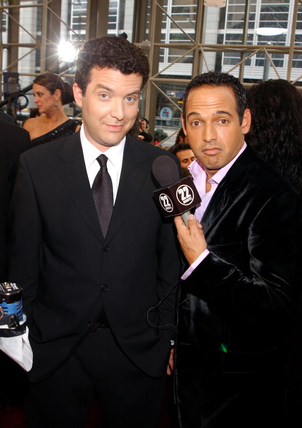 Shaun Majumder (p), który gra ojca Rudra, w 2003 roku