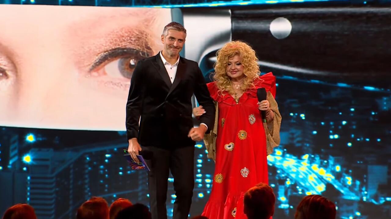 Magda Gessler w ognistej czerwieni podczas prezentacji wiosennej oferty programowej TVN