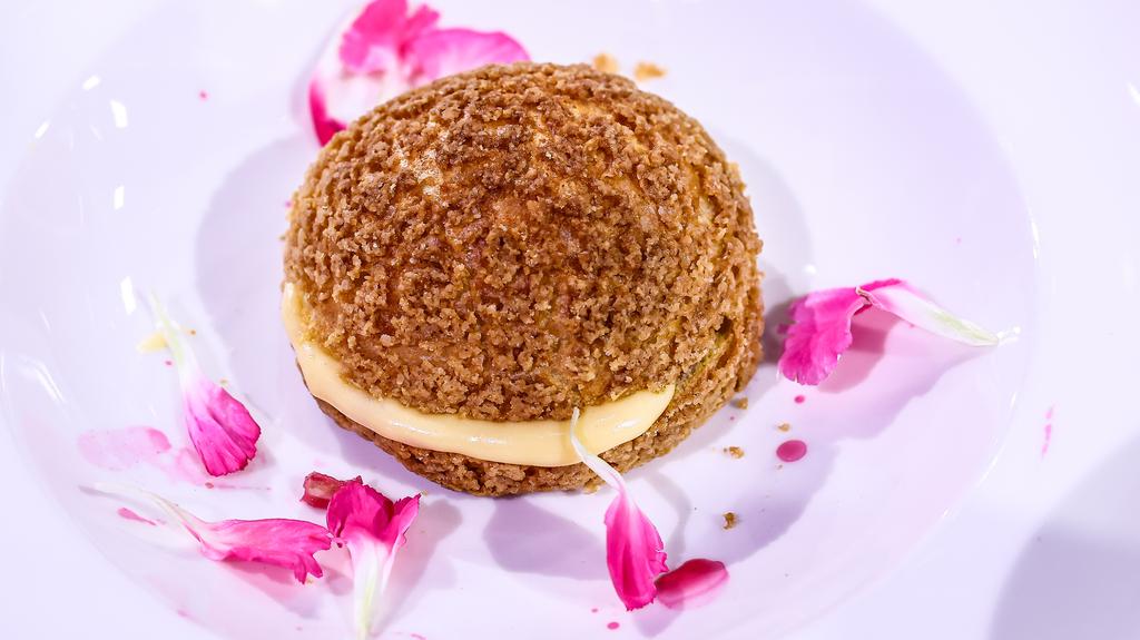Ptysie z kremem patissiere, infuzowaną trawą cytrynową i liściami kafiru z praliną orzechową