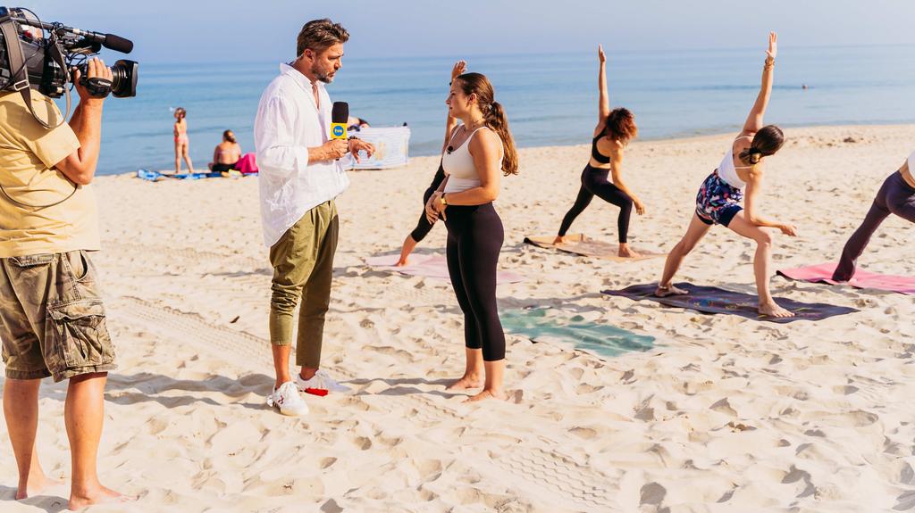 Projekt Plaża 2024 - Krynica Morska: Olivier Janiak i gościni