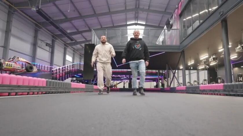 Borys i Grzesiek na torze wyścigowym.