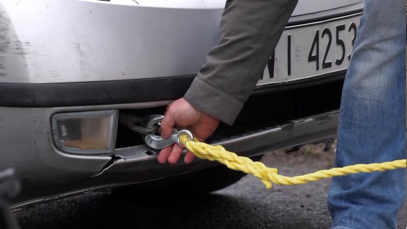 Podpinanie linki holowniczej.