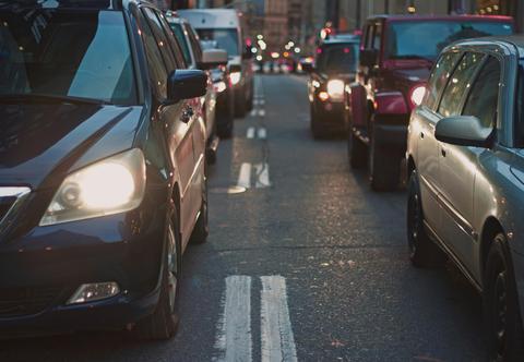 Polacy tracą setki godzin rocznie na dojazdy do pracy. Koszty są ogromne