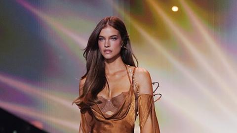 Barbara Palvin szła w pokazie Victoria's Secret ze złamaną stopą! Dylan Sprouse komentuje sprawę