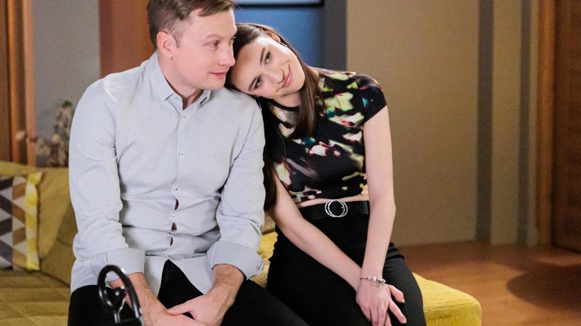 Kadr z odcinka 3607 serialu Na Wspólnej TVN.  Igor i córka Kamila Hoffera przytulają się.