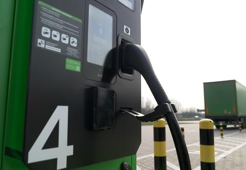 Pierwsza publiczna stacja ładowania elektrycznych ciężarówek w Polsce. Czy elektryk jest tańczy od diesla?