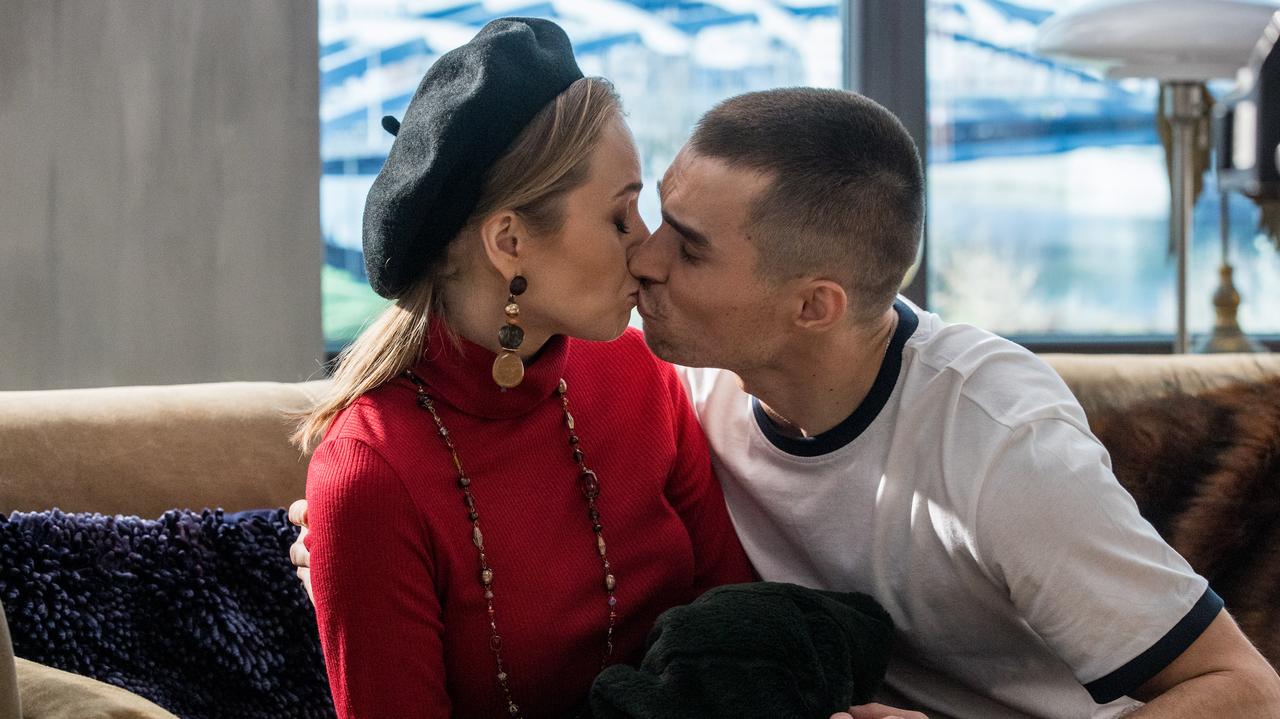 Papiery na szczęście PRZED EMISJĄ W TV: Beatka całuje Patryka! - TVN