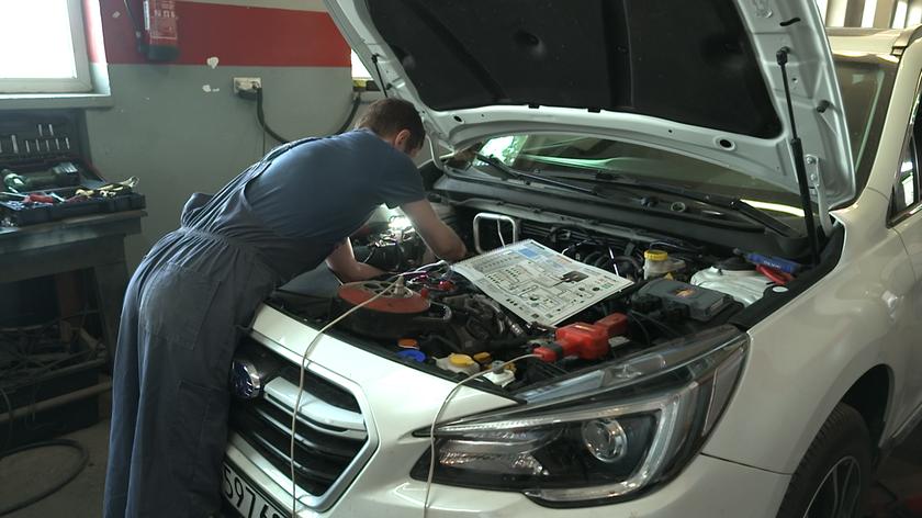 Samochód podczas serwisu instalacji LPG.