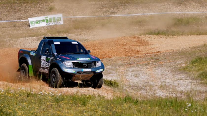 Terenowy Nissan Navara na trasie rajdu