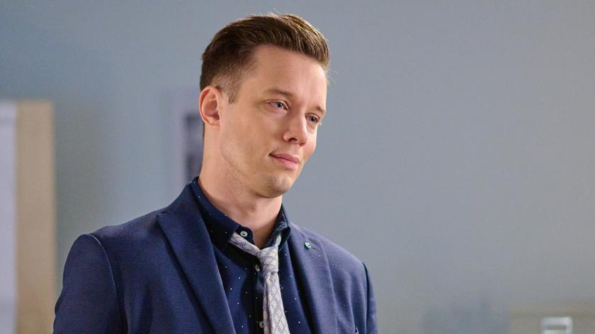 Kadr z odcinka serialu "Na Wspólnej"; Darek Żbik (Michał Mikołajczak)