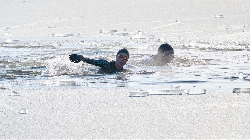 Pokonaj mnie, jeśli potrafisz: Łukasz Orbitowski wygrał wyścig w lodowatym Bałtyku