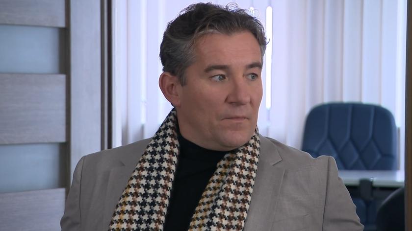 Kadr z serialu Na Wspólnej, odcinek 3597. Lew (Przemysław Sadowski)