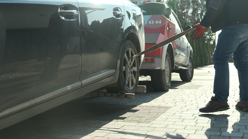 Auto ładowane na lawetę.