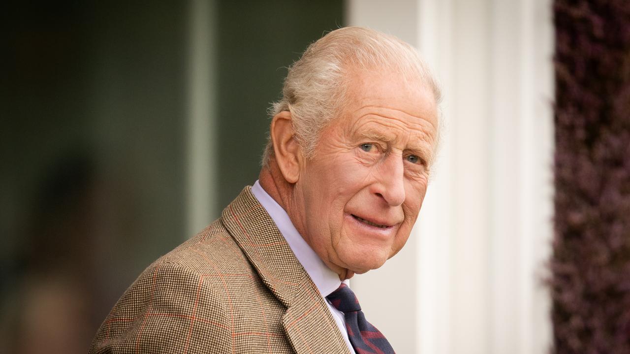 Król walczy z "trudną sytuacją". Zmienił nastawienie do Meghan i Harry'ego