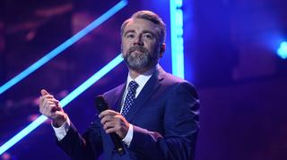 Kuba Badach wzruszył się na scenie w Sopocie. Publiczność zaśpiewała mu "Sto lat", a artysta otrzymał wyjątkowy prezent od... żony
