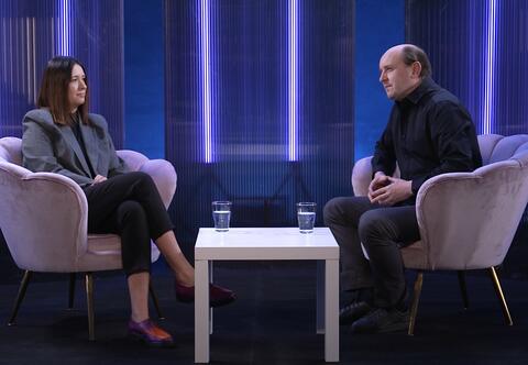 Adam Woronowicz o miłości do aktorstwa, pracy z Izą Kuną i pasjach. „Marzę o serialu, który będzie oglądał cały świat”