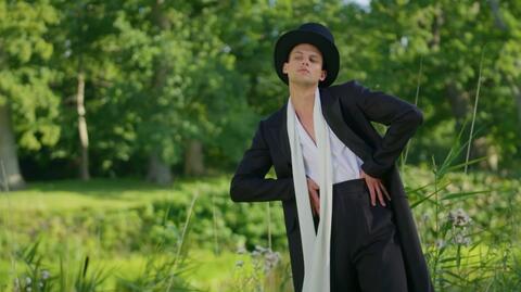 Top Model: Aleks pozował w ogrodzie w eleganckiej stylizacji