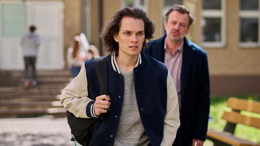 Kadr z odcinka 3670 serialu TVN - Na Wspólnej. Smolny (Łukasz Konopka) z synem!