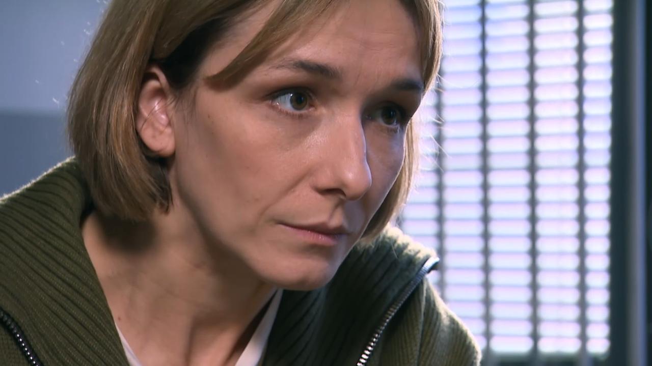 Kadr z serialu TVN Na Wspólnej, odcinek 3592. Ciężarna Iga (Lidia Sadowa) w pracy.