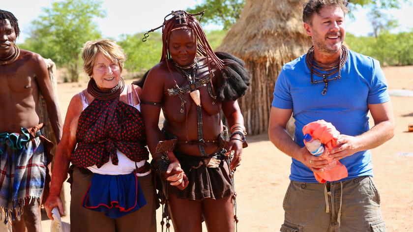 Starsza pani musi fiknąć: Andrzej Piaseczny z mamą odwiedzili plemię Himba