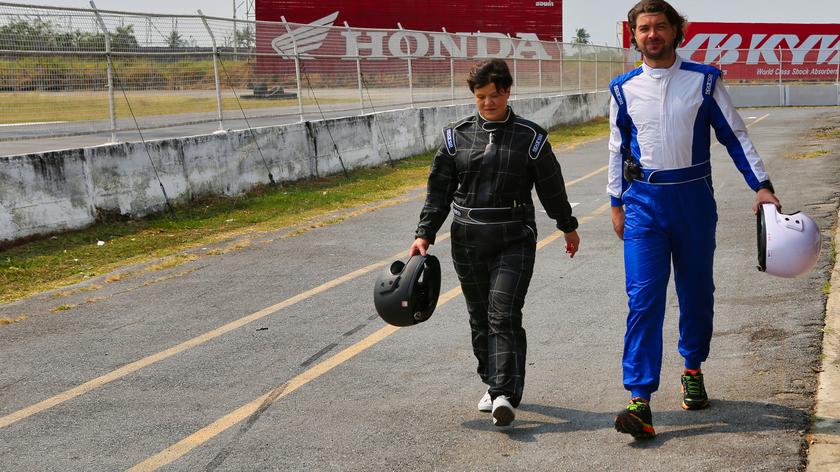 Starsza pani musi fiknąć: Tomasz Szczepanik z mamą na torze wyścigowym