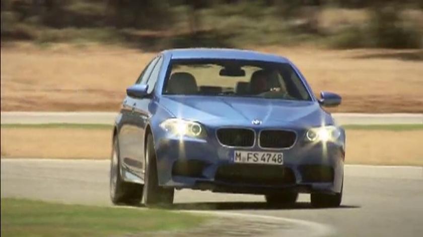 W drugiej części testu Adam usiłuje okiełznać BMW M5 na torze w Hiszpanii.