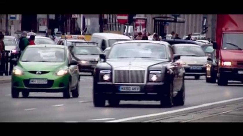 Rolls-Royce, Phantom, Coupe - te słowa użyte w jednym zdaniu muszą działać na wyobraźnię każdego fana motoryzacji. Luksusową limuzyną przejedzie się po Warszawie Adam Kornacki!