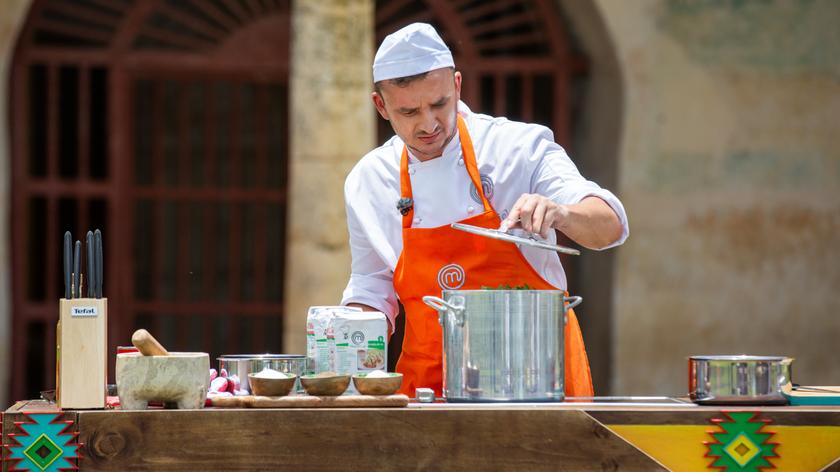 Grzegorz Zawierucha w swojej książce kucharskiej umieścił przepis na kremówkę, którą upiekł razem ze swoim starszym bratem Rafałem Zawierucha, który wcielił się w postać Romana Polańskiego w filmie "Pewnego razu w... Hollywood". Ten smak bracia pamiętają jeszcze z domu rodzinnego! Zobacz wideo!