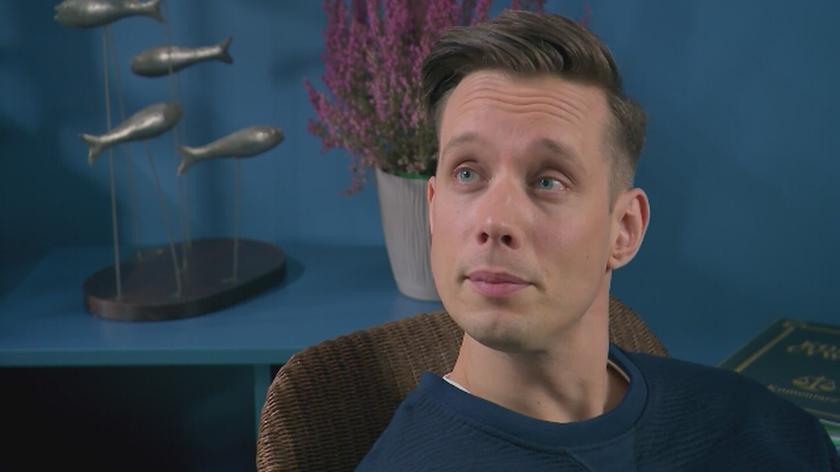 Brzozowski udaje przed Iloną, że pogodził się z jej rządami - jednak potajemnie wynosi z biura dokumenty firmy. Przychodzi do Darka Żbika – chce znaleźć sposób na przejęcie udziałów Maksa. Bo musi przejąć kontrolę! Wieczorem Michał spotyka się z Izą - przekonuje ją, że firma jest na skraju upadłości…