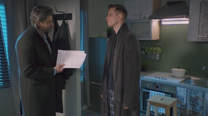 Do Darka przychodzi Lisowski – rzuca mu plik dokumentów świadczących, że Magda od początku brała świadomy udział w jego przekrętach i nieźle się na nich obłowiła! W kancelarii Darek słyszy jak Justyna przekonuje męża, że powinien zwolnić Rosiak. Żbik wręcza ojcu teczkę z dowodami na czynny udział Magdy w oszustwach. Zakościelny pod ścianą – co zrobi?!