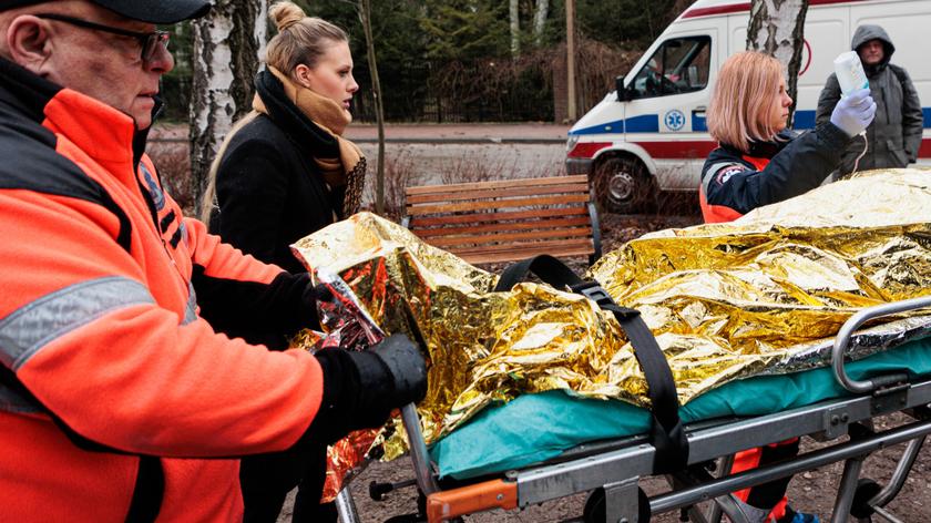 Daria próbuje ratować mężczyznę, który dostał zawału na przystanku autobusowym. Kiedy trafia z nim do szpitala, spotyka doktora Nalepę. Lew nie robi na niej dobrego wrażenia – Dziedzicówna wyzywa go od służbistów! Niestety, mężczyzna z przystanku umiera – Daria profesjonalnie wspiera jego żonę. Przygląda się temu szpitalny psycholog…