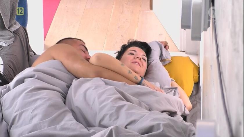 Iza i Igor budzą się przytuleni w jednym łóżku [POBUDKA] [17.05.] 