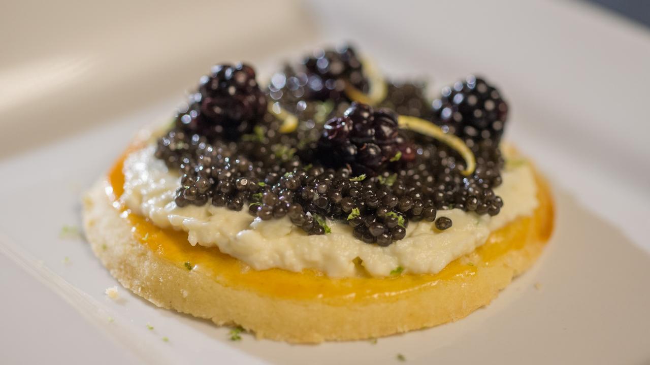 KINGA PARUZEL Kawior na ciastku maślanym z serkiem mascarpone i owocami