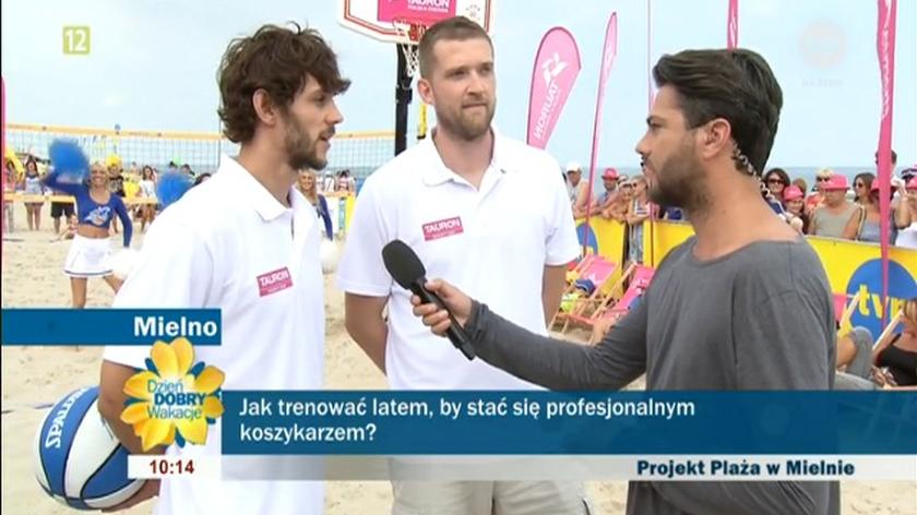 Artur Mielcarek i Piotr Stelmach opowiedzieli Olivierowi Janiakowi o tym, jak wyglądaja treningi profesjonalnego koszykarza oraz jak przygotowują się do sezonu. 