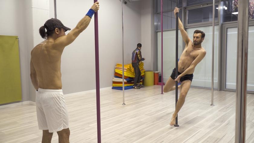 Królowe Życia: Rafał stroi się na zajęcia z pole dance! Zobacz