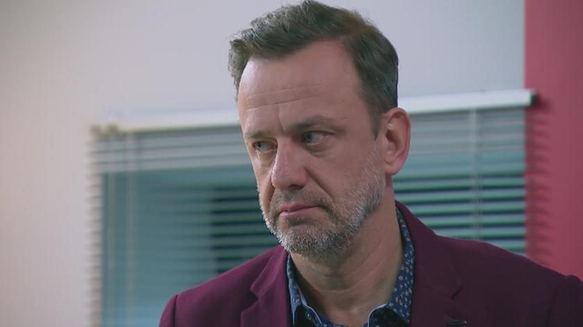 Krzysztof ma uraz do stażystek, a Basia poszukuje pisarza… Do zespołu Smolnego dołącza młoda, energiczna stażystka Ada. Krzysztof jest do niej wyraźnie uprzedzony – ma traumę po Poli, przez którą omal nie wylądował we więzieniu… Tymczasem redakcję Basi dotyka kryzys – jej czołowy pisarz rezygnuje ze współpracy! Rozpoczyna się nerwowe poszukiwanie talentu.