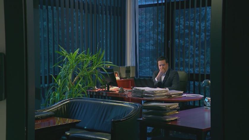 Michał włamuje się do komputera Ilony. Następnego dnia Zdybicka ma poważny problem – poprzez nieterminowe zamówienia musi wstrzymać prace budowlane! Zdenerwowana podejrzewa Michała, że to jego sprawka! Brzozowski oburza się nieszczerze... Na ich scysję trafia Iza. Widząc nerwowe zachowanie Ilony, Brzozowska stwierdza, że obawy Michała co do upadku firmy jej syna są słuszne!