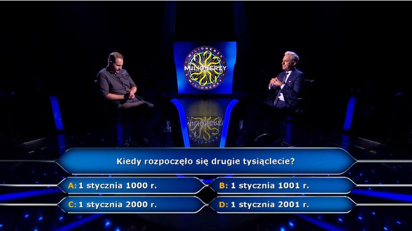 Po raz pierwszy w tym sezonie gracz usłyszał pytanie za milion złotych. Jacek nie tylko poznał jego treść, ale również udzielił prawidłowej odpowiedzi, tym samym wygrywając milion złotych. Gratulujemy!

Hubert Urbański czeka na kolejnych uczestników najpopularniejszego teleturnieju w Polsce. Każdy może zająć miejsce w fotelu naprzeciwko prowadzącego. Nie każdy potrafi jednak opanować emocje, gdy stawką jest milion złotych. Dwanaście pytań – tyle dzieli uczestników od wygranej. By o nią zawalczyć, potrzeba nie tylko ogromnej wiedzy, ale również pewności siebie i opanowania. W nowym sezonie, korzystając z koła ratunkowego, uczestnicy będą mogli ponownie wybrać pomoc publiczności.
Czy to ostateczna decyzja? - na to pytanie prowadzącego czekają nie tylko osoby w studiu. Emocje udzielają się również widzom. By pokonywać kolejne etapy teleturnieju, trzeba wykazać się opanowaniem. Pokerowa twarz Huberta Urbańskiego nie zdradza żadnych emocji. Czy warto ryzykować i walczyć o najwyższą wygraną, czy może lepiej zachować gwarantowaną kwotę i zrezygnować z dalszej gry? Również z tymi pytaniami mierzą się uczestnicy. W stresujących sytuacjach pamięć potrafi płatać figle. Proste odpowiedzi nie wydają się już tak oczywiste. Poziom adrenaliny rośnie, na szczęście czas na odpowiedź jest nieograniczony.
Kto tym razem spróbuje swoich sił? Komu dopisze szczęście? Jakie pytania padną w programie? Nowe odcinki „Milionerów” to pozycja obowiązkowa tej jesieni!
Premierowe odcinki równolegle będzie można oglądać również na Playerze. W serwisie także archiwalne epizody – przypomnijmy sobie najciekawsze pytania w grze o milion.