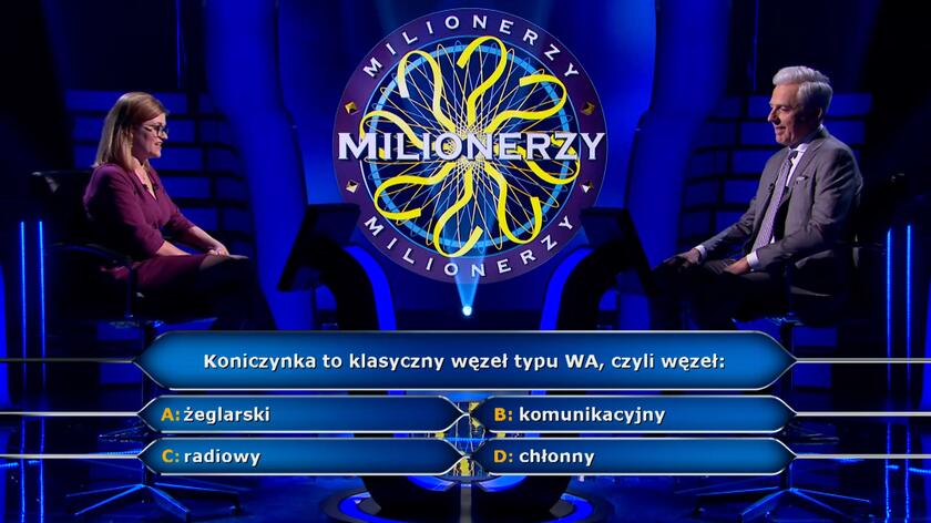 Olga Moskalewicz-Lewandowska gra o 75 tysięcy złotych. Ma jeszcze dwa koła ratunkowe i mimo wątpliwości nie decyduje się użyć żadnego z nich. Niestety, odpowiedź, która wydawała się Oldze prawidłowa okazuje się zła. 


„Milionerzy” to teleturniej, który od lat cieszy się niesłabnącą popularnością. Zasady są niezwykle proste. Uczestnik musi odpowiedzieć poprawnie na dwanaście pytań. W trakcie gry skorzystać może z trzech kół ratunkowych: pół na pół, pytania do publiczności i telefonu do przyjaciela. Główna wygrana wydaje się być w zasięgu ręki. Sama wiedza może jednak nie wystarczyć, by zdobyć upragniony milion złotych. Która z czterech zaproponowanych odpowiedzi jest tą poprawną? Gdy emocje sięgają zenitu pamięć bywa zawodna. Pewność siebie w połączeniu z wiedzą może być gotową receptą na sukces. Kto tym razem odważy się rozpocząć grę? Strategie na wygraną są różne. Walczyć do końca i ryzykować czy wycofać się w odpowiednim momencie z kwotą gwarantowaną? Hubert Urbański musi poznać ostateczną decyzję, ale czas na odpowiedź jest nieograniczony. 