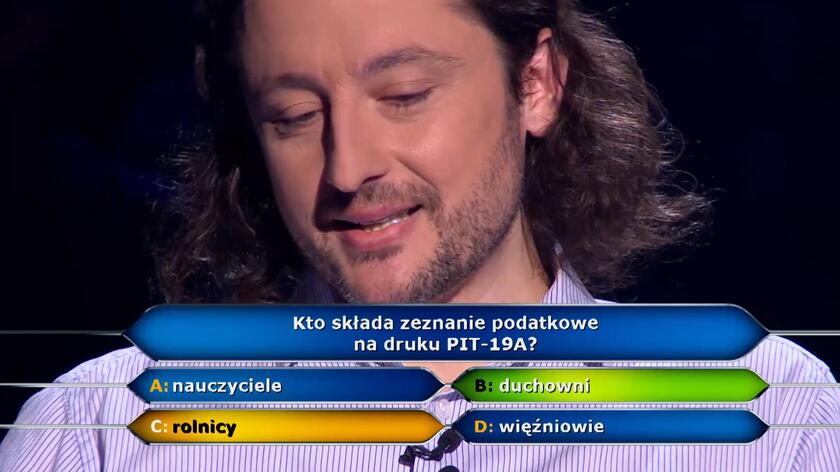 Niestety, po świetnej passie przyszedł czas na błędną decyzję. Michał Tadeusz Koziej nie miał już żadnego koła, ale miał dużo odwagi i postawił 210 tysięcy. To nie była dobra odpowiedź i na jego koncie zostało tylko 40! 

Hubert Urbański czeka na kolejnych uczestników najpopularniejszego teleturnieju w Polsce. Każdy może zająć miejsce w fotelu naprzeciwko prowadzącego. Nie każdy potrafi jednak opanować emocje, gdy stawką jest milion złotych. Dwanaście pytań – tyle dzieli uczestników od wygranej. By o nią zawalczyć, potrzeba nie tylko ogromnej wiedzy, ale również pewności siebie i opanowania. W nowym sezonie, korzystając z koła ratunkowego, uczestnicy będą mogli ponownie wybrać pomoc publiczności.
Czy to ostateczna decyzja? - na to pytanie prowadzącego czekają nie tylko osoby w studiu. Emocje udzielają się również widzom. By pokonywać kolejne etapy teleturnieju, trzeba wykazać się opanowaniem. Pokerowa twarz Huberta Urbańskiego nie zdradza żadnych emocji. Czy warto ryzykować i walczyć o najwyższą wygraną, czy może lepiej zachować gwarantowaną kwotę i zrezygnować z dalszej gry? Również z tymi pytaniami mierzą się uczestnicy. W stresujących sytuacjach pamięć potrafi płatać figle. Proste odpowiedzi nie wydają się już tak oczywiste. Poziom adrenaliny rośnie, na szczęście czas na odpowiedź jest nieograniczony.
Kto tym razem spróbuje swoich sił? Komu dopisze szczęście? Jakie pytania padną w programie? Nowe odcinki „Milionerów” to pozycja obowiązkowa tej jesieni!
Premierowe odcinki równolegle będzie można oglądać również na Playerze. W serwisie także archiwalne epizody – przypomnijmy sobie najciekawsze pytania w grze o milion.