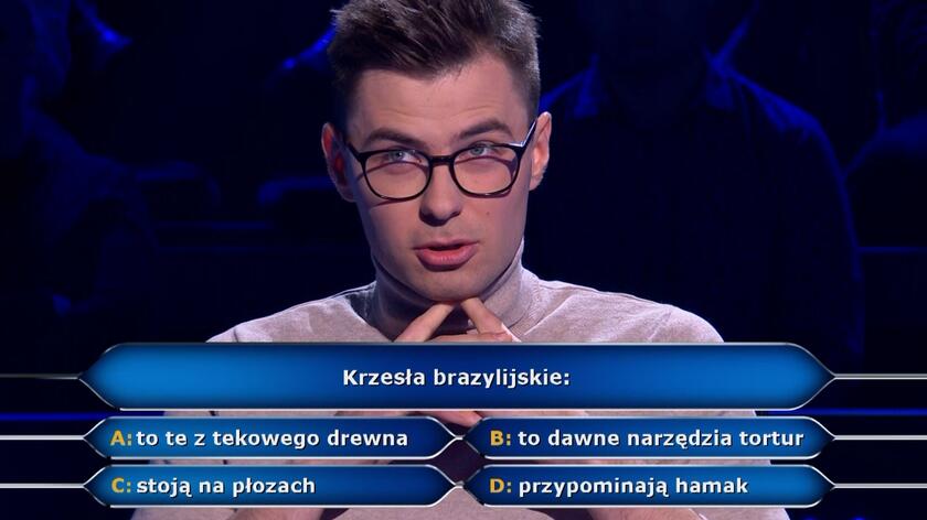 Szymon ma nie lada problem z pytaniem o krzesło brazylijskie. Nie jest pewien, czy któraś z odpowiedzi nie ma haczyka! Jak sobie z nim poradzi? Oglądajcie Milionerów w poniedziałek 11 kwietnia!

„Milionerzy” to teleturniej, który od lat cieszy się niesłabnącą popularnością. Zasady są niezwykle proste. Uczestnik musi odpowiedzieć poprawnie na dwanaście pytań. W trakcie gry skorzystać może z trzech kół ratunkowych: pół na pół, pytania do publiczności i telefonu do przyjaciela. Główna wygrana wydaje się być w zasięgu ręki. Sama wiedza może jednak nie wystarczyć, by zdobyć upragniony milion złotych. Która z czterech zaproponowanych odpowiedzi jest tą poprawną? Gdy emocje sięgają zenitu pamięć bywa zawodna. Pewność siebie w połączeniu z wiedzą może być gotową receptą na sukces. Kto tym razem odważy się rozpocząć grę? Strategie na wygraną są różne. Walczyć do końca i ryzykować czy wycofać się w odpowiednim momencie z kwotą gwarantowaną? Hubert Urbański musi poznać ostateczną decyzję, ale czas na odpowiedź jest nieograniczony. 