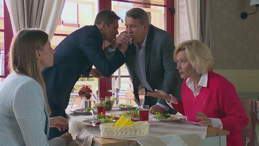 Ola ze swoim narzeczonym Alanem spotykają przed Wspólną Daniela. Novakowi bardzo nie podoba się czułe powitanie Oli ze swoim byłym… Podczas obiadu z Zimińskimi nie jest lepiej – Alan wręcz obraża styl i poziom życia rodziny Oli! Wkurzonej narzeczonej tłumaczy, że to wszystko przez stres…